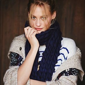 Free People Chunky scarf Maggie Mae NWT navy